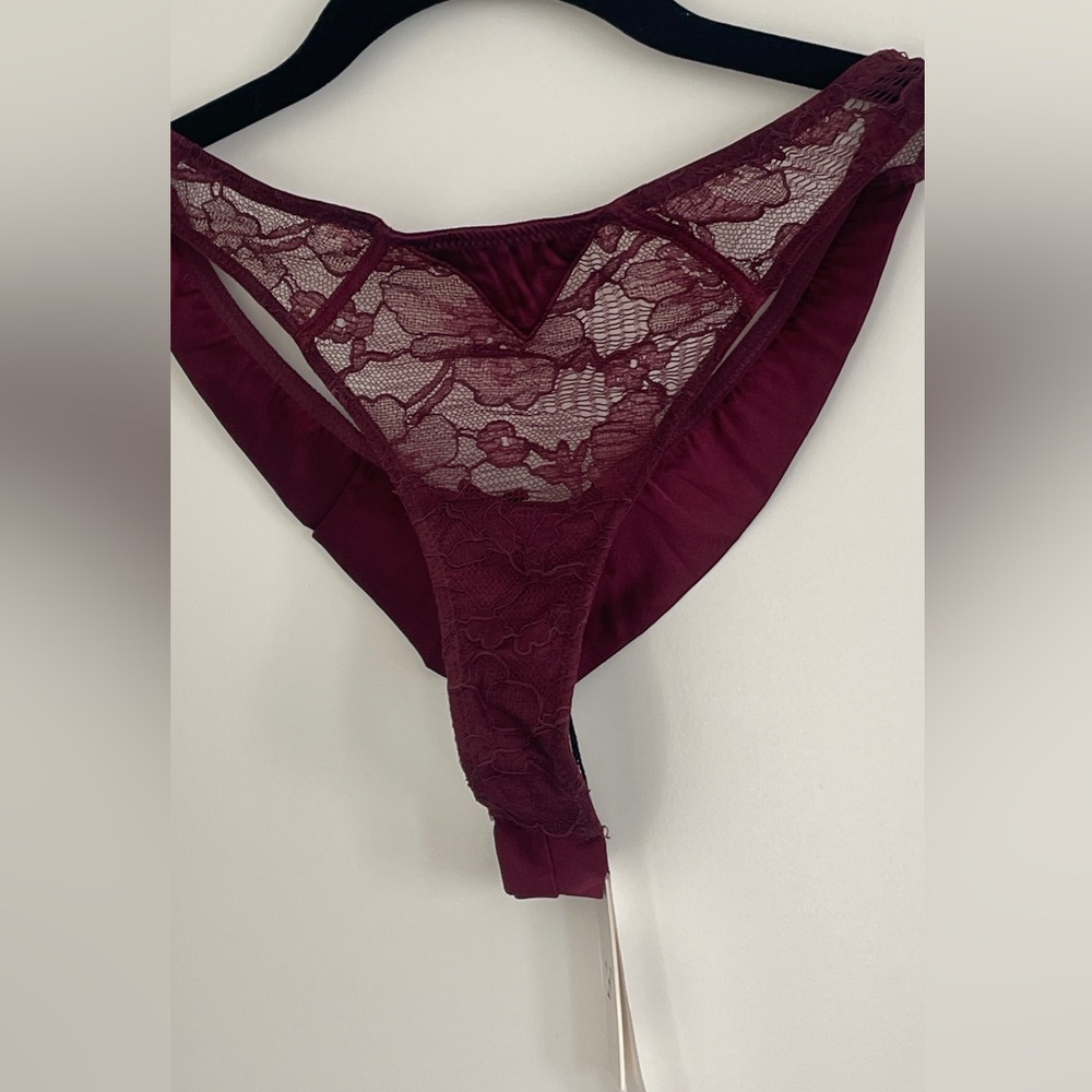 NWT Fleur du Mal Magnolia Lace Thong, Mulberry color, Size 3 (Medium)
